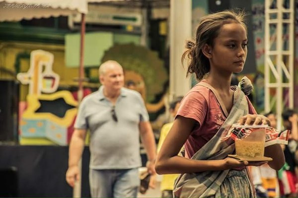 Thông qua các phương tiện truyền thông xã hội, những người yêu quý Gaviola đã tạo nên các chiến dịch nhằm giúp đỡ gia đình cô bé có hoàn cảnh khó khăn này, đồng thời giúp mọi người trong xã hội nhận thức rõ hơn về hoàn cảnh khó khăn của những người ăn xin.