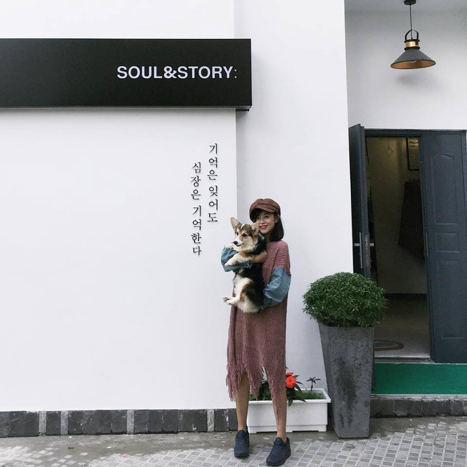Nằm nép mình trong một con hẻm nhỏ đường Hải Thượng, cửa hàng thời trang Soul&amp;Story bỗng nhiên được chú ý sau khi Instagram xuất hiện nhiều bức ảnh "sống ảo" trước bức tường trắng ở đây.