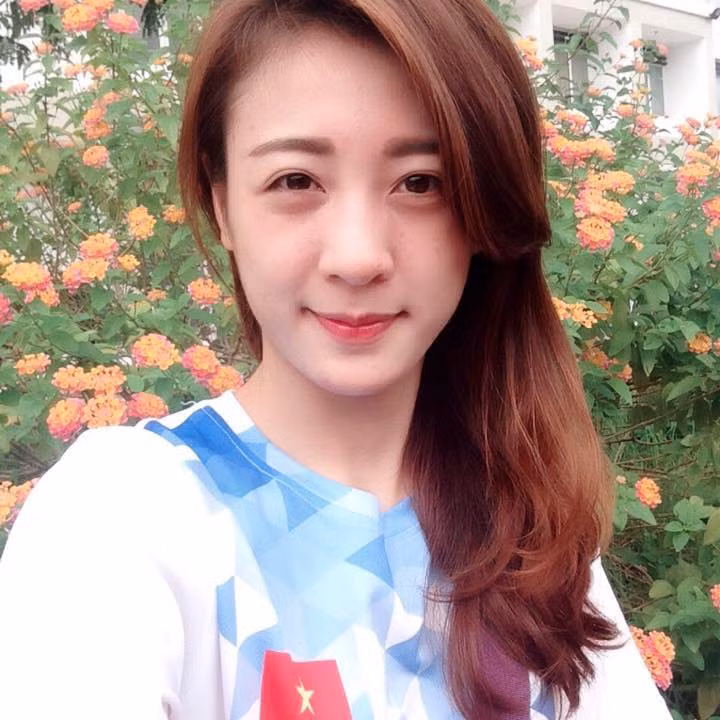 Bỏ đi những bộ đồ bảo hộ khi tập luyện, điểm thêm một chút cho gương mặt xinh xắn, cô gái vàng của boxing Việt Nam chẳng thua kém bất kỳ một hotgirl nào tại Việt Nam.