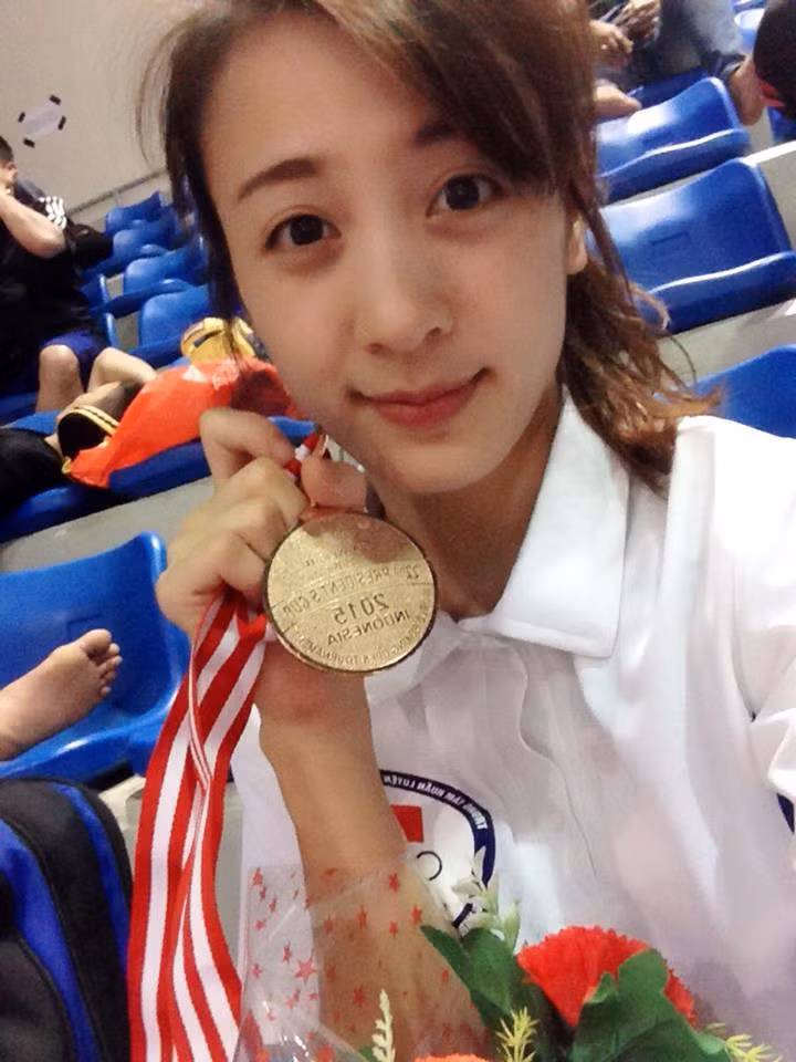 Theo chia sẻ của Nguyễn Thị Yến, cô đã có 8 năm trong đội tuyển quốc gia dự những giải đấu lớn nhỏ, những khó khăn cộng với nụ tươi cười rạng rỡ để đứng trên bục nhận huy chương quả là không dễ dàng chút nào.