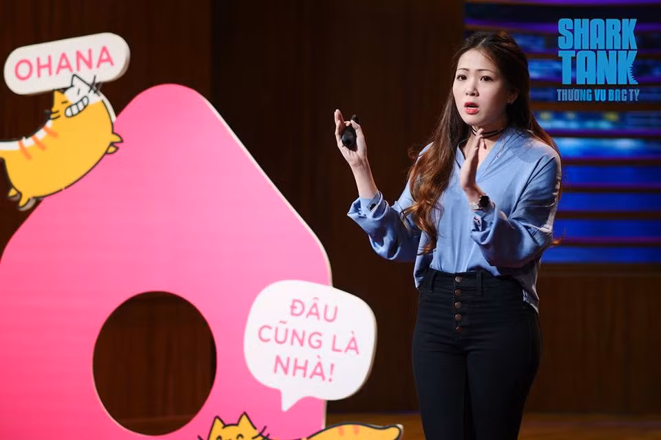 Cathy Thảo Trần tên thật là Trần Phan Thanh Thảo, 26 tuổi. Cô nàng từng là du học sinh ngành Văn học, tốt nghiệp bằng Cử nhân Văn học Anh tại Cao đẳng Agnes Scott.