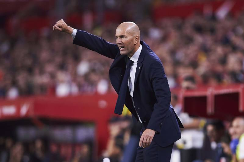 Theo Thespoof, BLĐ Man Utd đang nhắm đến Zinedine Zidane và Steve Bruce là hai ứng cử viên hàng đầu thay thế chiếc ghế nóng của HLV Solskjaer trong tương lai.