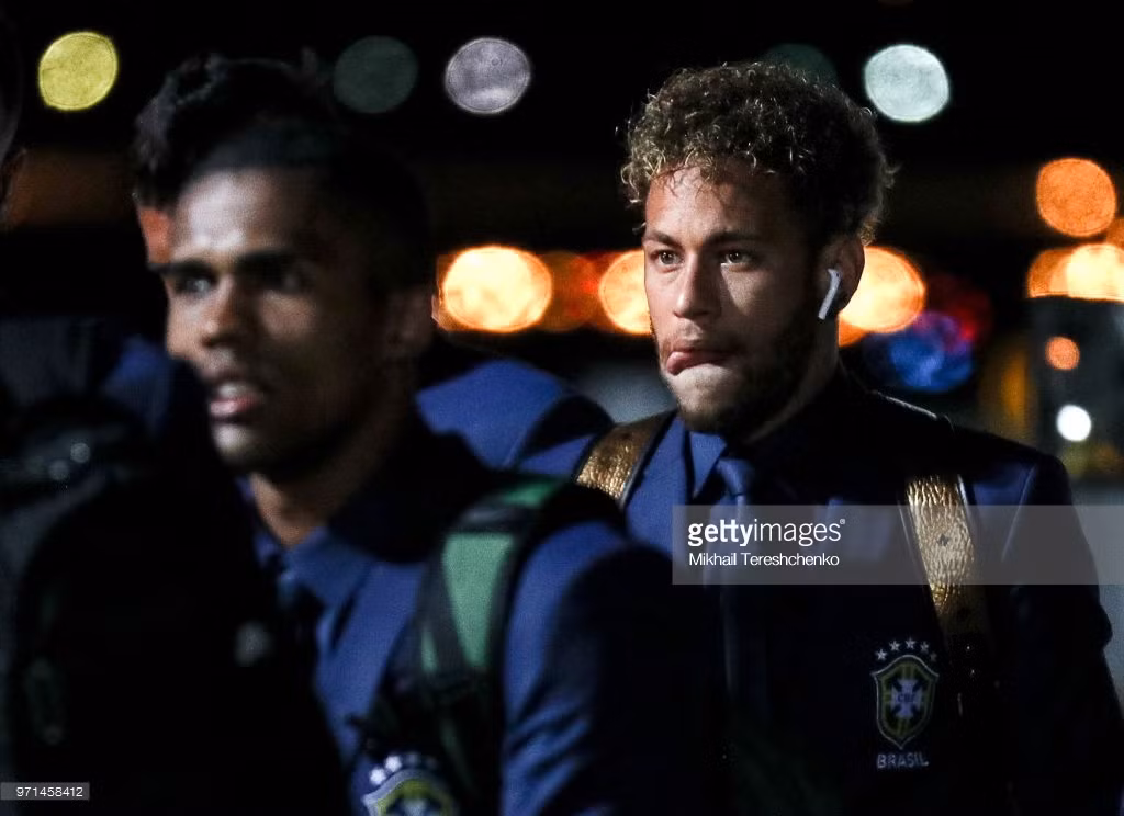 Cách đây không lâu, chính Neymar cũng chọn cho mình bộ trang phục dát vàng khi nhận giải thưởng Cầu thủ hay nhất Ligue 1.