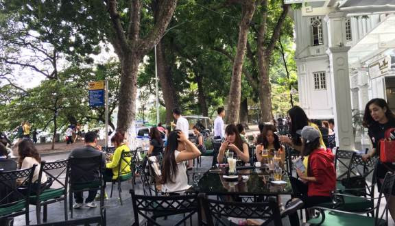 Lục Thủy là một tổ hợp có đủ ăn uống, ca nhạc, tổ chức sự kiện, nhưng rất nhiều người vẫn chọn nơi này để uống cà phê, ngắm Hồ Gươm nên thường được gọi là quán cafe.