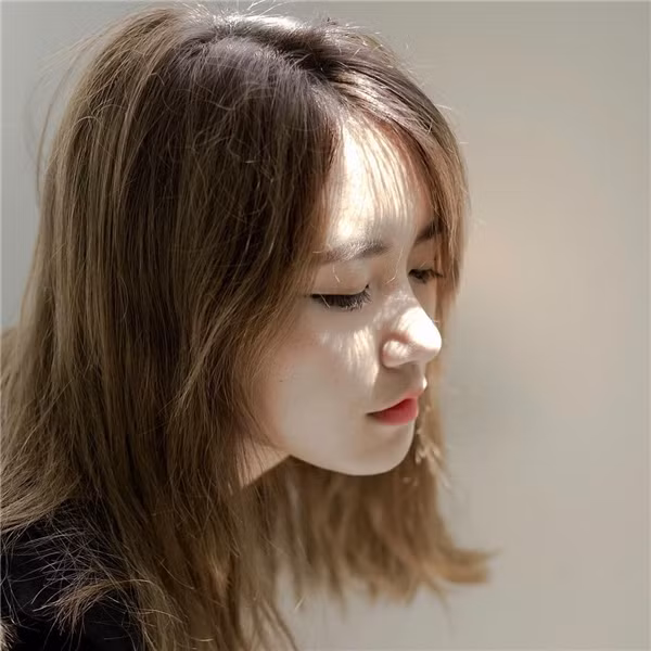 Khuôn mặt khá bầu với những đường nét cực hài hòa, cộng thêm với lối make-up có phong cách nên Phương Nhi tỏa sáng trong mọi khuôn hình.