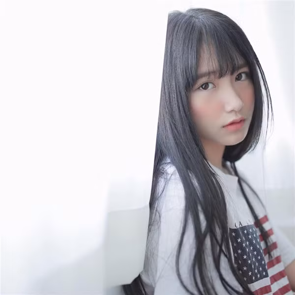 Phương Nhi được đông đảo mọi người biết tới sau khi những hình ảnh của cô một trang fanpage trên mạng xã hội chia sẻ rộng rãi. Nữ sinh 9X này được nhiều người nhận xét là một trong số những điển hình cho ví dụ chẳng cần cằm Vline nhưng vẫn rất xinh.