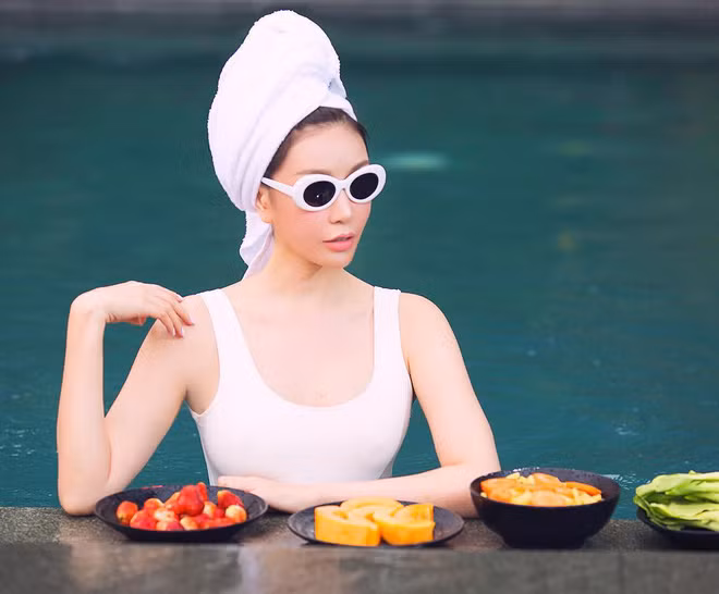 Tất cả những gì cần làm chỉ là nhấc điện thoại và gọi cho lễ tân thì ngay lập tức sáng hôm sau, một bữa sáng thịnh soạn được trang trí cẩn thận sẽ được bày biện ở hồ bơi và đợi bạn.