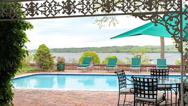 Với giá trị tài sản 140 triệu USD, không có gì ngạc nhiên khi Johansson cũng có một ngôi nhà ở Hollywood. Căn hộ được xây dựng từ những năm 1940, được Góa phụ đen mua lại từ năm 2014 với giá 3,88 triệu USD, nằm trong một tòa nhà yên tĩnh ở Los Feliz, có bể bơi và khu vực spa.