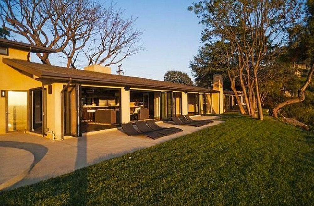 Ngôi nhà của ngôi sao Hollywood này được xây dựng từ năm 1940, nhưng nó đã được sửa chữa lại để phù hợp với vị thế của siêu anh hùng. Hiện tại, căn nhà có 3 phòng ngủ, 4 phòng tắm và nhiều khu vực sinh hoạt khác.