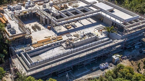 Gia đình Hemsworths đã gần xây dựng xong dinh thự khổng lồ mà người dân gọi là “pháo đài Hemsworths. Ngôi nhà đã khiến một thị trấn đã từng buồn tẻ nay bỗng có giá trị lớn hơn nhiều. “Pháo đài Hemsworth” là một khu đất rộng 4.2ha mà cặp đôi mua năm 2014 với giá 7 triệu đô la Úc.