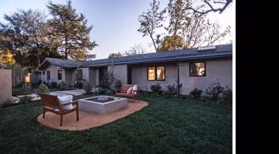 Ngôi nhà còn có tường bao quanh với tầm nhìn ấn tượng về phía Thung lũng San Fernando, hồ bơi, spa, khu lửa trại và bàn ăn ngoài trời.