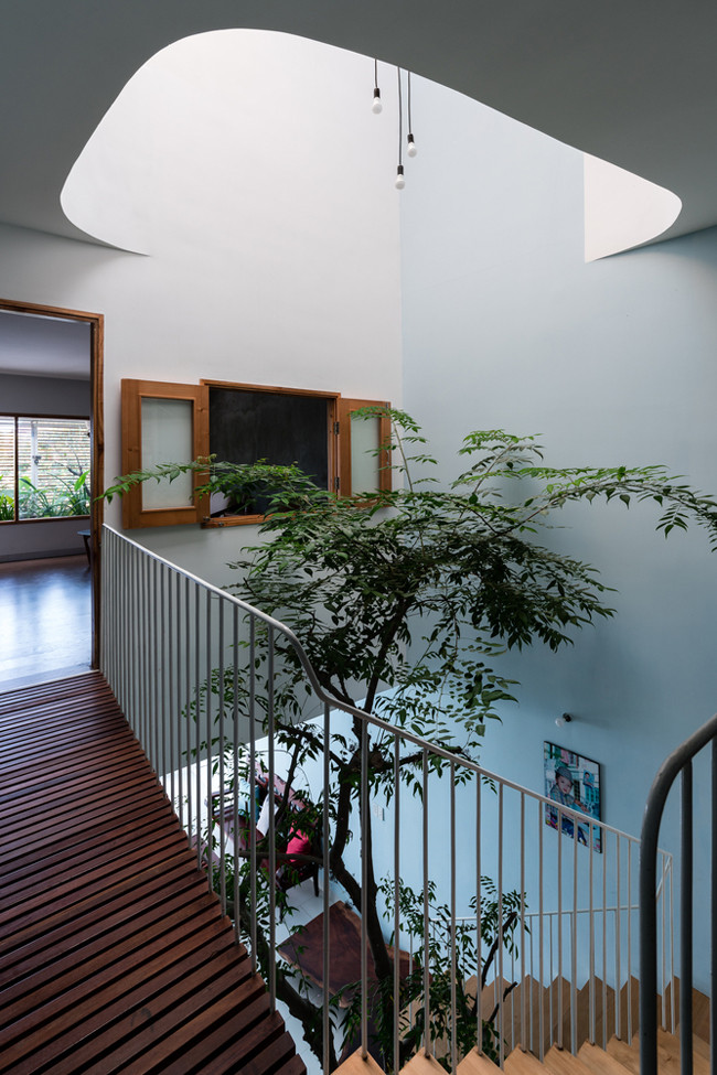 Vấn đề chính của căn nhà cũ là khoảng trống nhỏ ở cuối nhà chỉ đón ánh sáng mặt trời đủ cho gian bếp, phòng ngủ nằm giữa không có ánh sáng tự nhiên, tối tăm, ngột ngạt và diện tích sử dụng quá nhỏ so với nhu cầu của gia chủ. Mặt tiền có một ki-ốt bán hàng nhỏ, lợp mái tôn khá cũ.