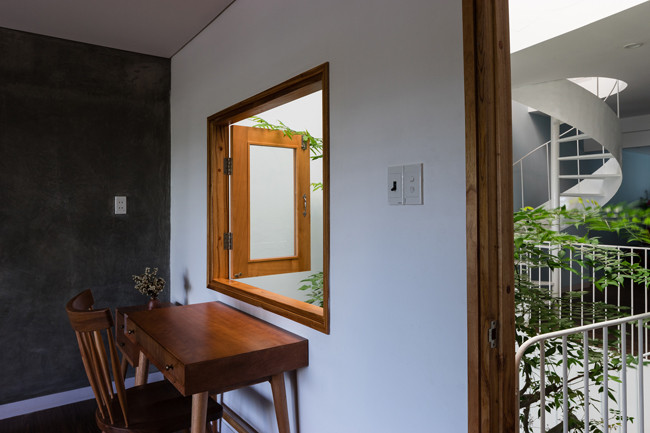 Giếng trời đặt ở trung tâm ngôi nhà, lợp bằng mái lấy sáng nên không cần mở cửa vẫn có đủ ánh sáng cho cả công trình.