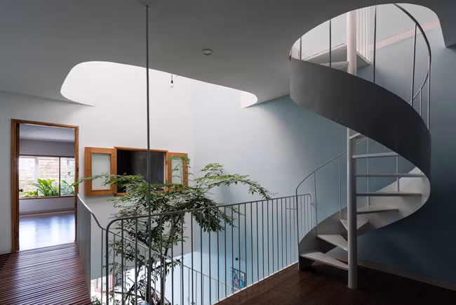 Một ô sàn ở tầng 2 được cắt bỏ để làm giếng trời, nhờ thế, ánh sáng tự nhiên có thể len lỏi khắp 3 tầng nhà.