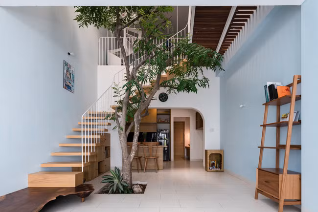 Sau khi khảo sát, các kiến trúc sư nhận thấy kết cấu nền móng đủ để chồng tầng nên quyết định nâng lên 2 tầng nữa để mở rộng diện tích sử dụng.