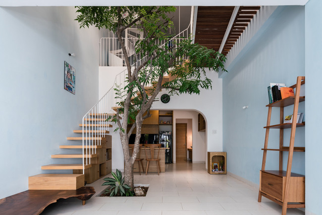 Sau khi khảo sát, các kiến trúc sư nhận thấy kết cấu nền móng đủ để chồng tầng nên quyết định nâng lên 2 tầng nữa để mở rộng diện tích sử dụng.