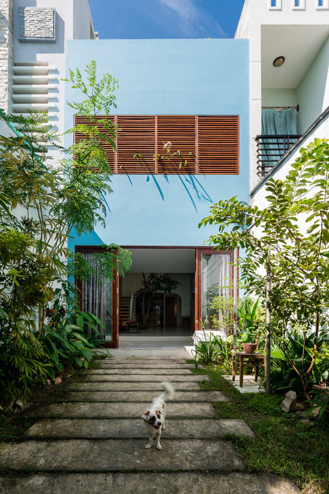 Căn nhà được sơn màu sáng, tạo cảm giác rộng rãi, nội thất đơn giản phù hợp với sở thích của gia chủ.