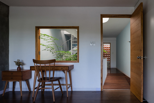 Tất cả các phòng đều có cửa sổ hướng ra phía giếng trời