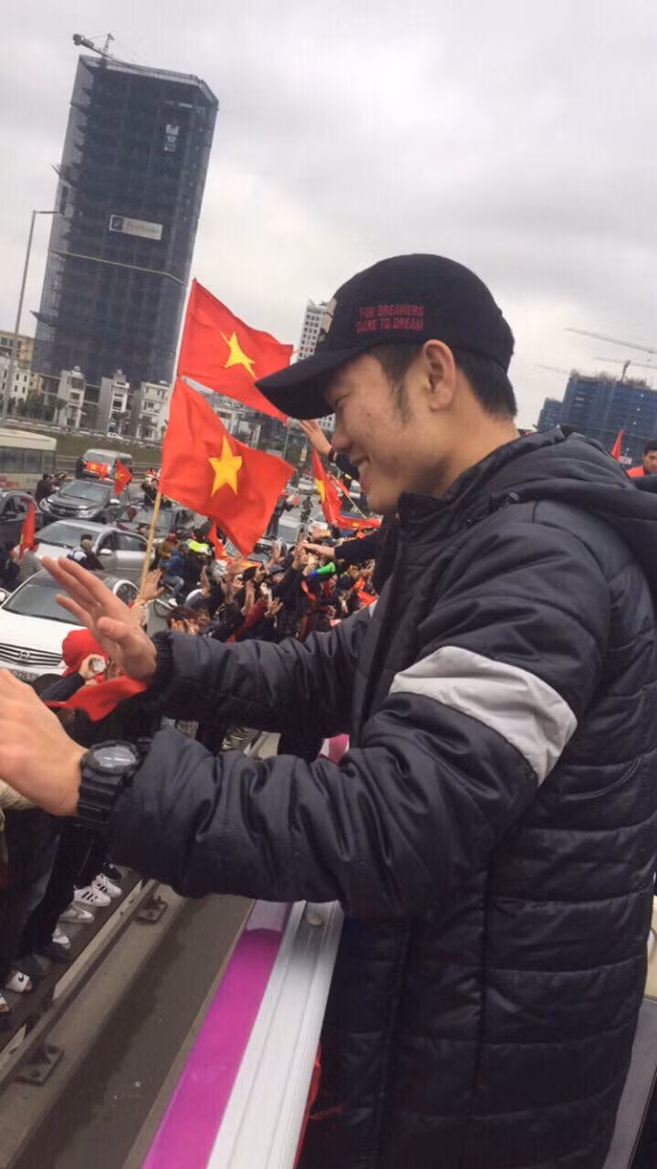 Khoảnh khắc nụ cười ngọt ngào của Xuân Trường lọt vào ống kính phóng viên. Các cầu thủ được người hâm mộ vây quanh hơn 3 tiếng trên cầu, họ vui vẻ nói lời cảm ơn, chụp ảnh cùng người dân.