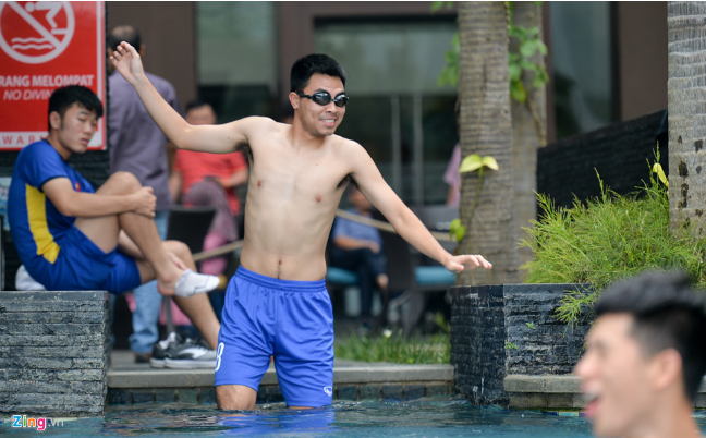 Các cầu thủ đã khởi động, đi bộ, bơi và tập gym để giữ được thể lực cũng như giải phóng những nhóm cơ mệt mỏi sau trận bán kết với Hàn Quốc hôm qua. Trong khi đồng đội thoải mái bước xuống, thì tiền vệ Đức Huy bước từng bước, vừa đi vừa dò dù mức nước bể bơi khá nông. Ảnh: Zing