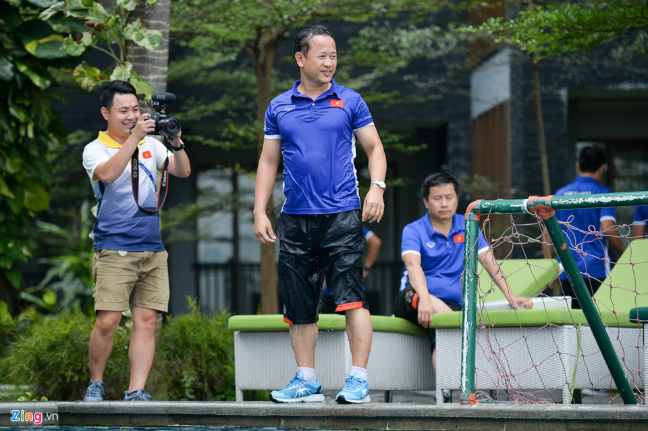 Trợ lý ngôn ngữ Lê Huy Khoa nạn nhân của trò đùa của Tiến Dũng và Anh Đức khi bị ném xuống hồ bơi. Ảnh: Zing