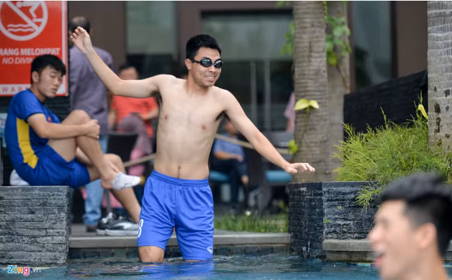 Các cầu thủ đã khởi động, đi bộ, bơi và tập gym để giữ được thể lực cũng như giải phóng những nhóm cơ mệt mỏi sau trận bán kết với Hàn Quốc hôm qua. Trong khi đồng đội thoải mái bước xuống, thì tiền vệ Đức Huy bước từng bước, vừa đi vừa dò dù mức nước bể bơi khá nông. Ảnh: Zing