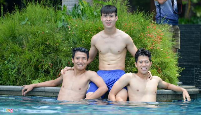 Bộ ba trung vệ của U23 Việt Nam chụp bức ảnh cực đẹp tại hồ bơi của khách sạn tại thành phố Bogor. Ảnh: Zing