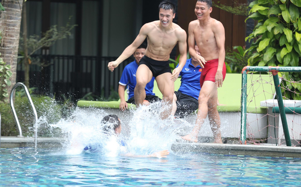 Sau khi thực hiện thành công "âm mưu" của mình, Tiến Dũng và Anh Đức cười sảng khoái. Ảnh: Honglinh Cudong