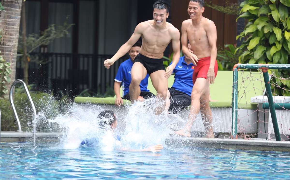 Sau khi thực hiện thành công "âm mưu" của mình, Tiến Dũng và Anh Đức cười sảng khoái. Ảnh: Honglinh Cudong