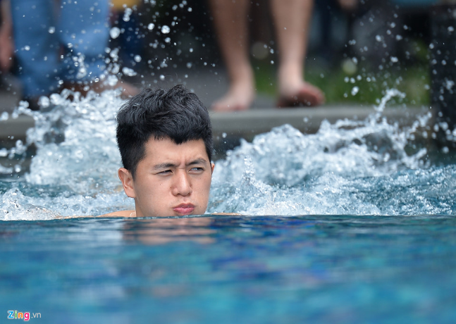 Đình Trọng là người tỏ ra thích thú với bộ môn bơi và anh chàng này bơi lội tung tăng mặc cho các đồng đội U23 Việt Nam nô đùa trên bờ. Ảnh: Zing