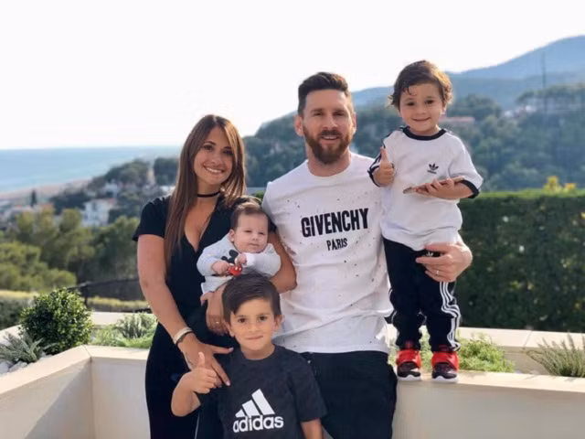 Người ta vẫn nói đằng sau thành công của một người đàn ông luôn có bóng dáng của một người phụ nữ. Và Messi thật sự may mắn khi phía sau anh luôn có người vợ dịu dàng cùng những đứa con ngoan.