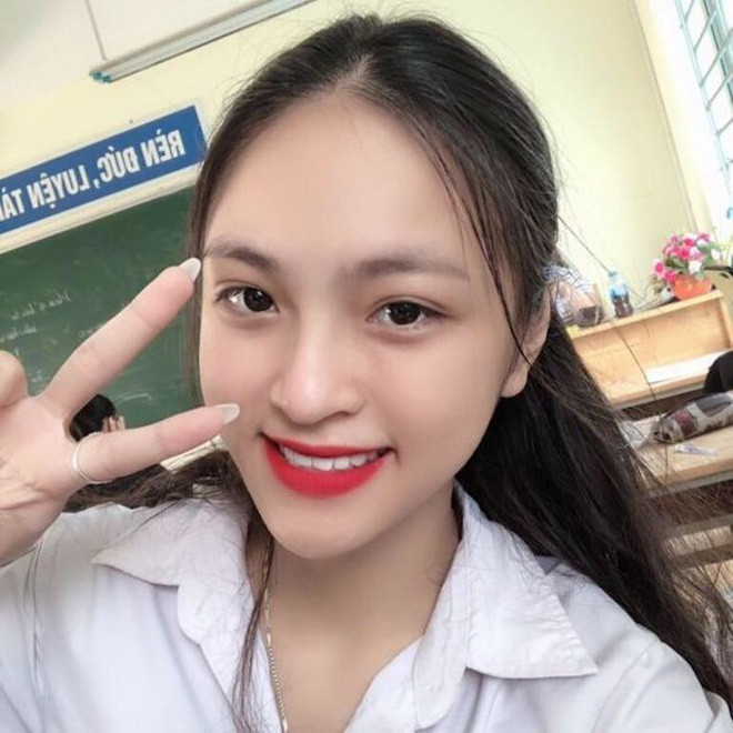 Cô gái đang được dân mạng dành nhiều sự chú ý là Phùng Thị Huyền Nga (2002), sinh sống và học tập tại Hà Nội. Ngay sau đó, cô bạn này được gọi với cái tên khá dễ thương là bản sao của "chị Huệ - Về Nhà Đi Con".