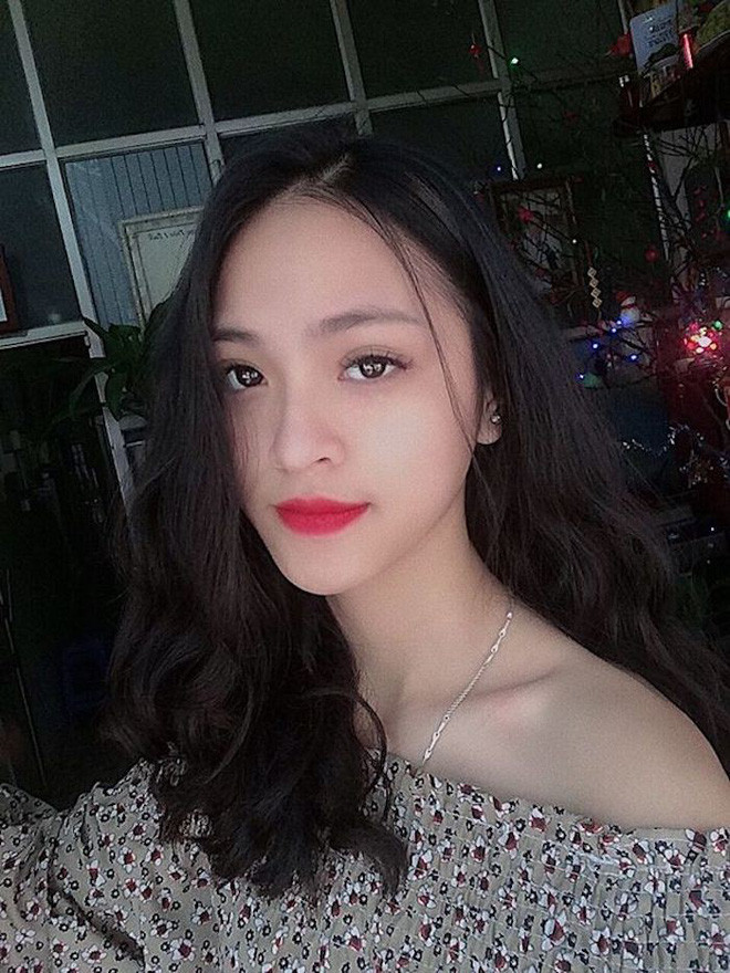 Mới đây dân mạng chia sẻ ảnh nữ sinh được cho là sở hữu nhiều nét giống với gương mặt của "chị Huệ - Thu Quỳnh trong bộ phim được đông đảo khán giả quan tâm tới bộ phim Về Nhà Đi Con . Dưới bài đăng, nhiều người dành lời khen ngợi cho cô gái xinh đẹp này.