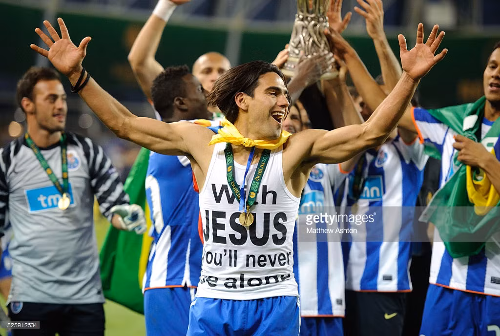 Ít ai biết được Radamel Falcao là trưởng nhóm hội Tin Lành tại Buenos Aires. Thậm chí, nơi đây đã se duyên cho Falcao và vợ anh hạnh phúc đến tận bây giờ. Nhóm tín đồ này thường xuyên tổ chức các hoạt động để giúp đỡ các trẻ em kém may mắn hoặc những nơi gặp khó khăn.