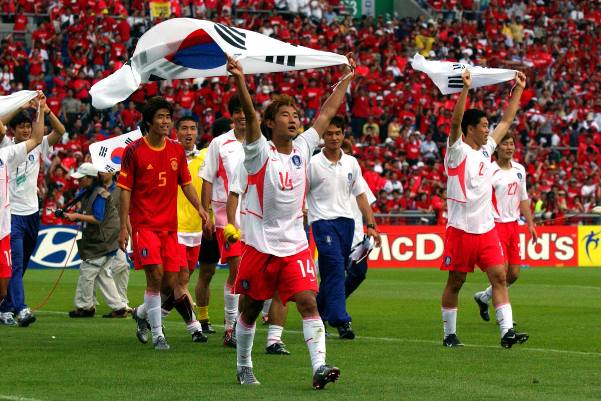 World Cup 2002 cũng chứng kiến thêm một câu chuyện thần kỳ khác mang tên Hàn Quốc. Đội bóng châu Á thể hiện uy thế của đội chủ nhà khi đánh bại 2 đại diện châu Âu là Ba Lan và Bồ Đào Nha ở vòng bảng. Ở lượt trận cuối họ cầm hòa Mỹ và ung dung bước vào vòng 1/16 với vị trí nhì bàng.