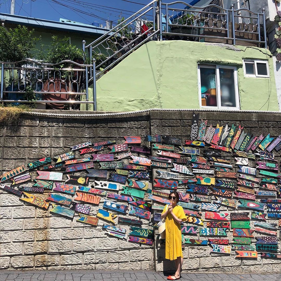 Làng Gamcheon - Hàn Quốc vẫn còn hình dáng của một khu ổ chuột trong quá khứ. Những ngôi nhà nhiều màu sắc trong làng được nối với nhau bằng một con đường lớn và những con hẻm xương cá chỉ một người đi lọt.