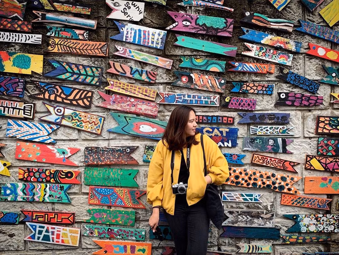 Tuy chỉ có một đường lớn quanh làng, nhưng bạn vẫn có thể bị lạc nếu rẽ sâu vào nhiều ngóc, ngách nhỏ ở Gamcheon. Tại mỗi ngã rẽ, bạn sẽ lại phát hiện ra những điều ngạc nhiên thú vị, như một bức tranh tường độc đáo hay một ngôi nhà có màu sắc rực rỡ.