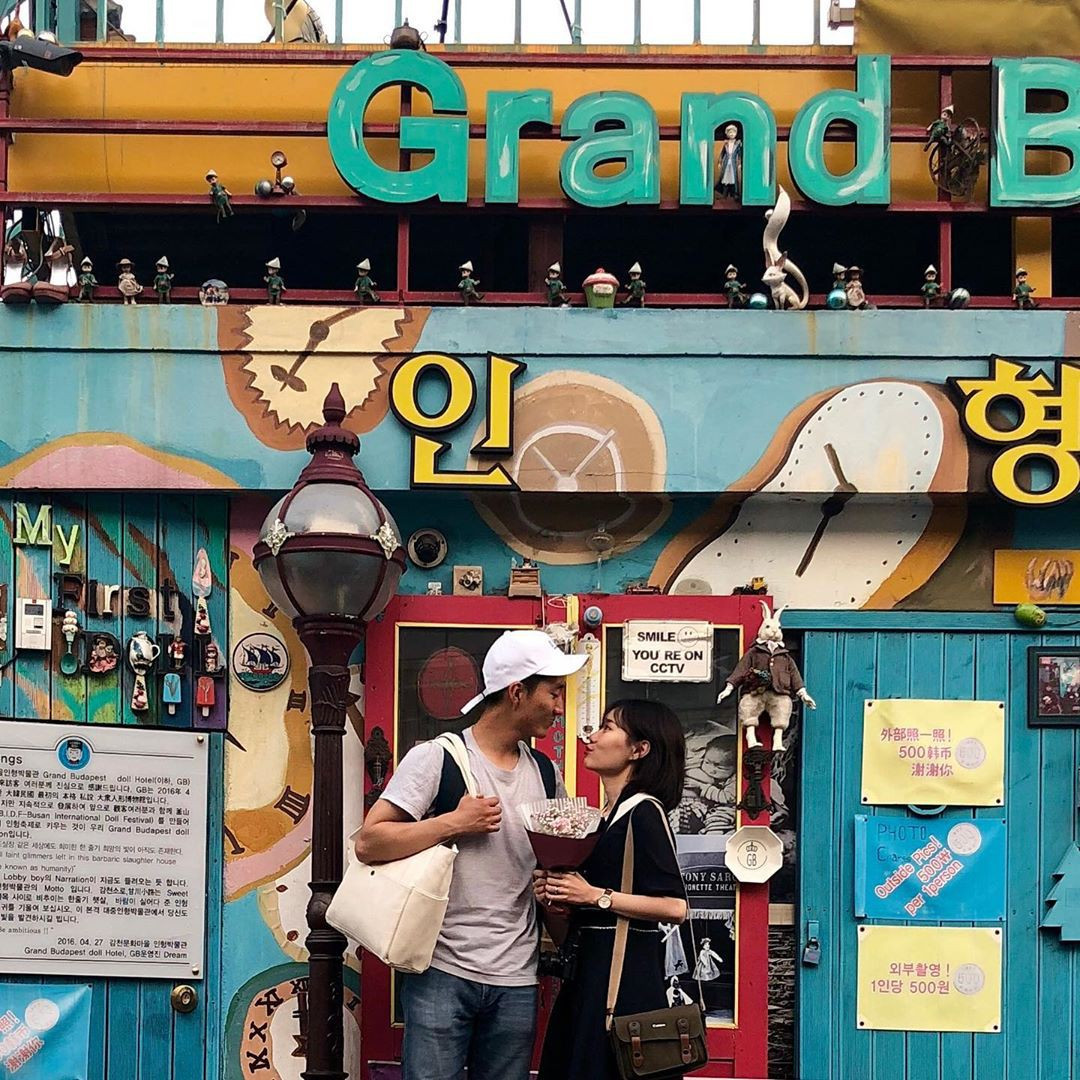 Một đặc điểm dễ nhận thấy của những ngôi nhà tại Gamcheon đó là chúng rất thấp khiến bạn phải khom người mới bước vào được.