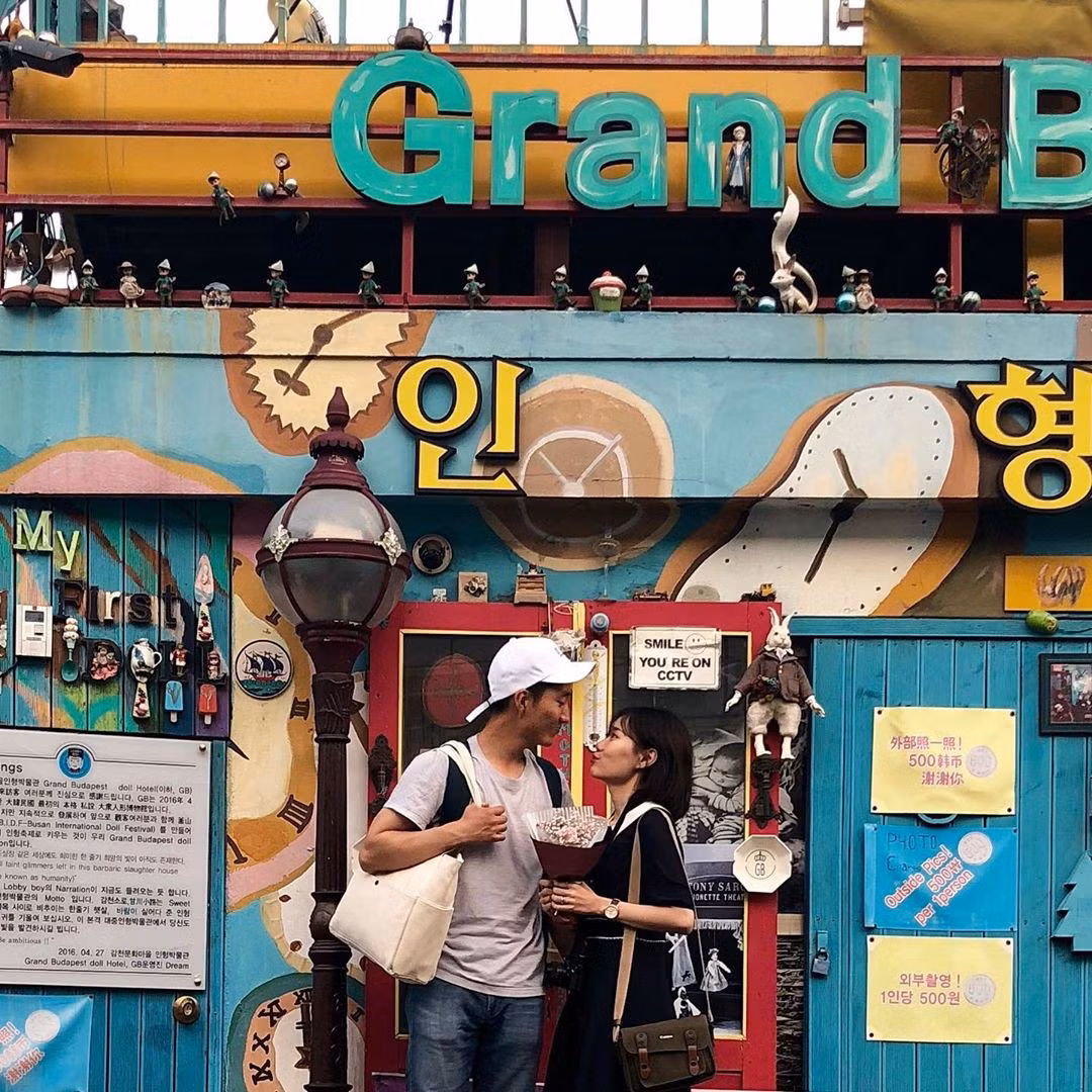 Một đặc điểm dễ nhận thấy của những ngôi nhà tại Gamcheon đó là chúng rất thấp khiến bạn phải khom người mới bước vào được.