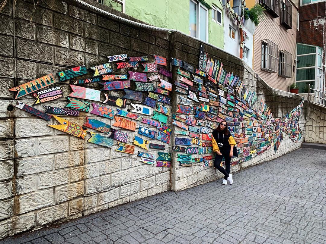 Công cuộc hình thành của ngôi làng được ví như Santorini của Hàn Quốc được bắt đầu từ năm 2009. Kể từ đó,Gamcheon như được khoác lên mình một màu áo mới, trở thành "đặc sản" hiếm có của thành phố Busan.