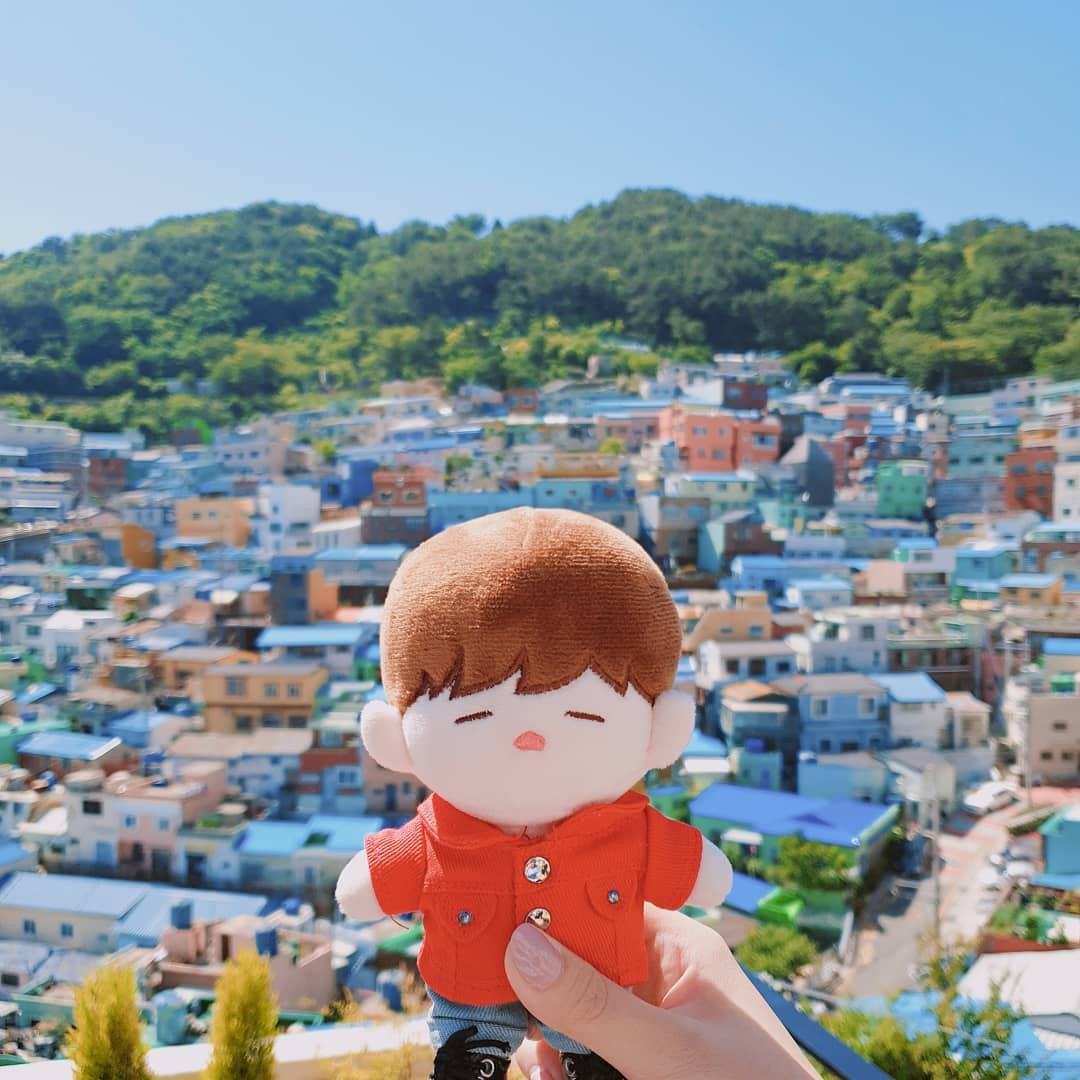 Nhiều năm gần đây, sau khi được chính quyền Busan tu sửa và làm mới lại, ngôi làng Gamcheon bỗng trở thành điểm check-in hot và được du khách khắp nơi với kiến trúc đặc biệt.