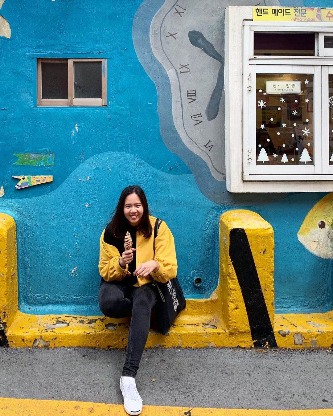 Chọ một góc thật cao để ngắm toàn bộ ngôi làng, bạn sẽ thấy Gamcheon thực sự như "Santorini" của Hy Lạp với những dãy nhà màu xanh trắng hướng ra biển.