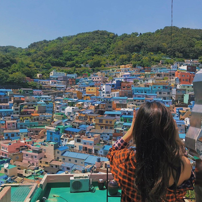 Ngoài thủ đô Seoul sầm uất và náo nhiệt, mới đây khi tới nhiều người đã chú ý tới ngôi làng Gamcheon thuộc thành phố cảng Busan. Nơi đây, được giới trẻ yêu du lịch đặt tên là Santorini của Hàn Quốc.