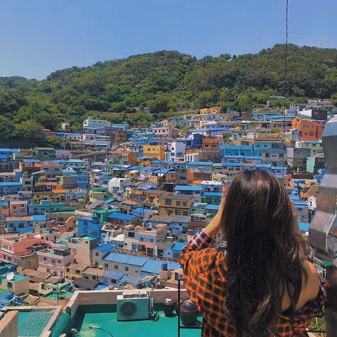 Ngoài thủ đô Seoul sầm uất và náo nhiệt, mới đây khi tới nhiều người đã chú ý tới ngôi làng Gamcheon thuộc thành phố cảng Busan. Nơi đây, được giới trẻ yêu du lịch đặt tên là Santorini của Hàn Quốc.