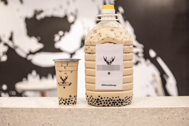 Bên trong can trà sữa có dung tích 5 lít này vẫn đầy đủ các loại topping như bình thường với chân trâu, rau câu......