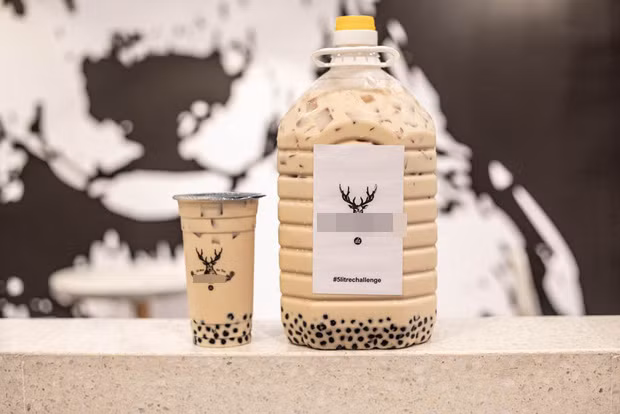 Bên trong can trà sữa có dung tích 5 lít này vẫn đầy đủ các loại topping như bình thường với chân trâu, rau câu......