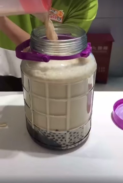 Trước đó, không ít hình thức uống trà sữa quái dị đã được ghi lại như việc mang bình thủy tinh, xô, chậu đi mua trà sữa.