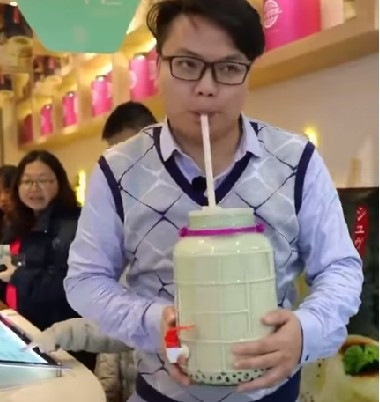 Một anh chàng Trung Quốc thử sức với bình trà sữa siêu to khủng lồ của mình.