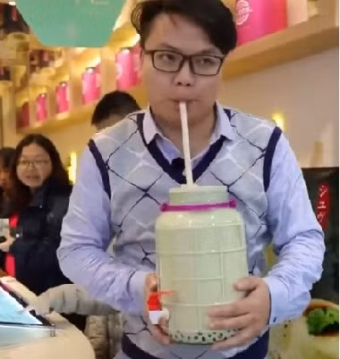 Một anh chàng Trung Quốc thử sức với bình trà sữa siêu to khủng lồ của mình.