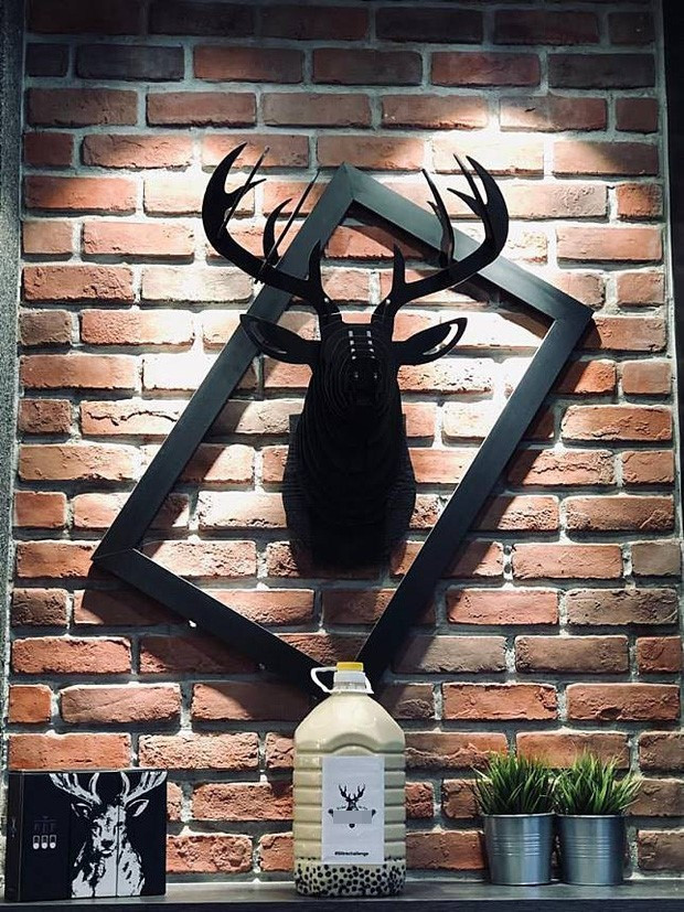 Đa phần dân mạng cho rằng, hình thức bán trà sữa bằng can này không còn mới. Trên MXH, giới trẻ Trung Quốc không ít lần đã khoe những bức ảnh check-in với thứ đồ uống "siêu to, khủng lồ" này.